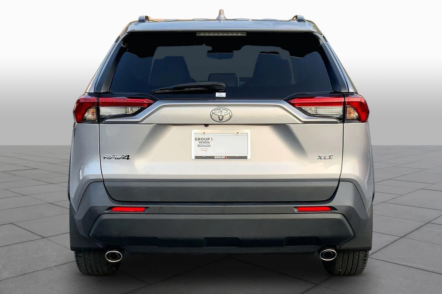 Used 2024 Silver Sky Metallic Toyota XLE Premium image 5