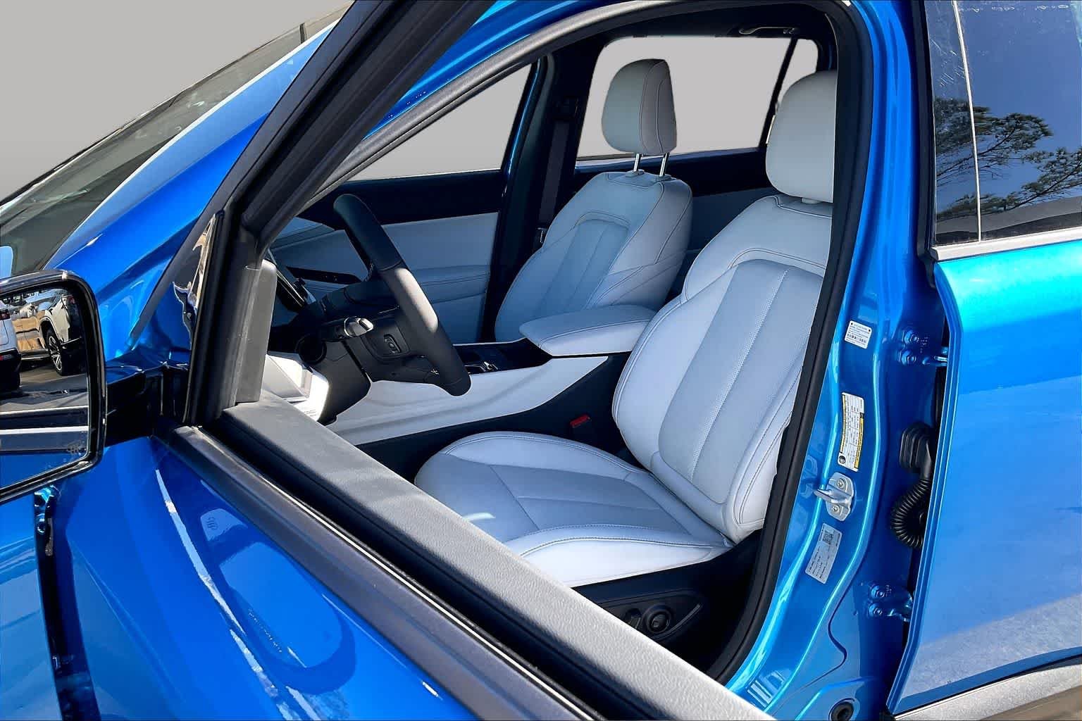 New 2026 Hydro Blue Pearl-Coat Exterior Paint Jeep Limited image 9