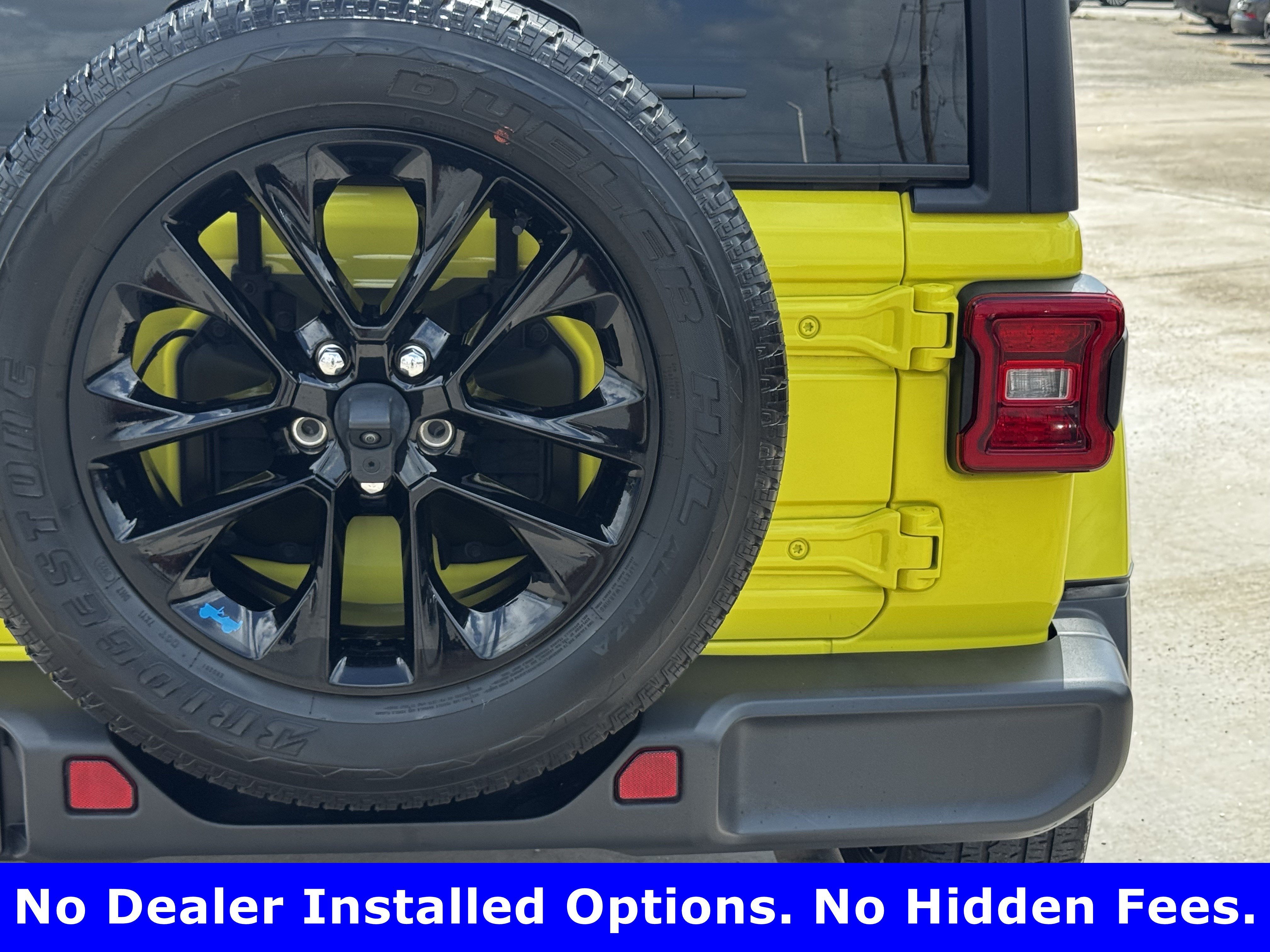 Used 2023 High Velocity Clearcoat Jeep Sahara image 9