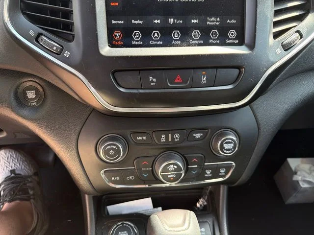 Used 2021 Black Jeep Latitude Lux image 9