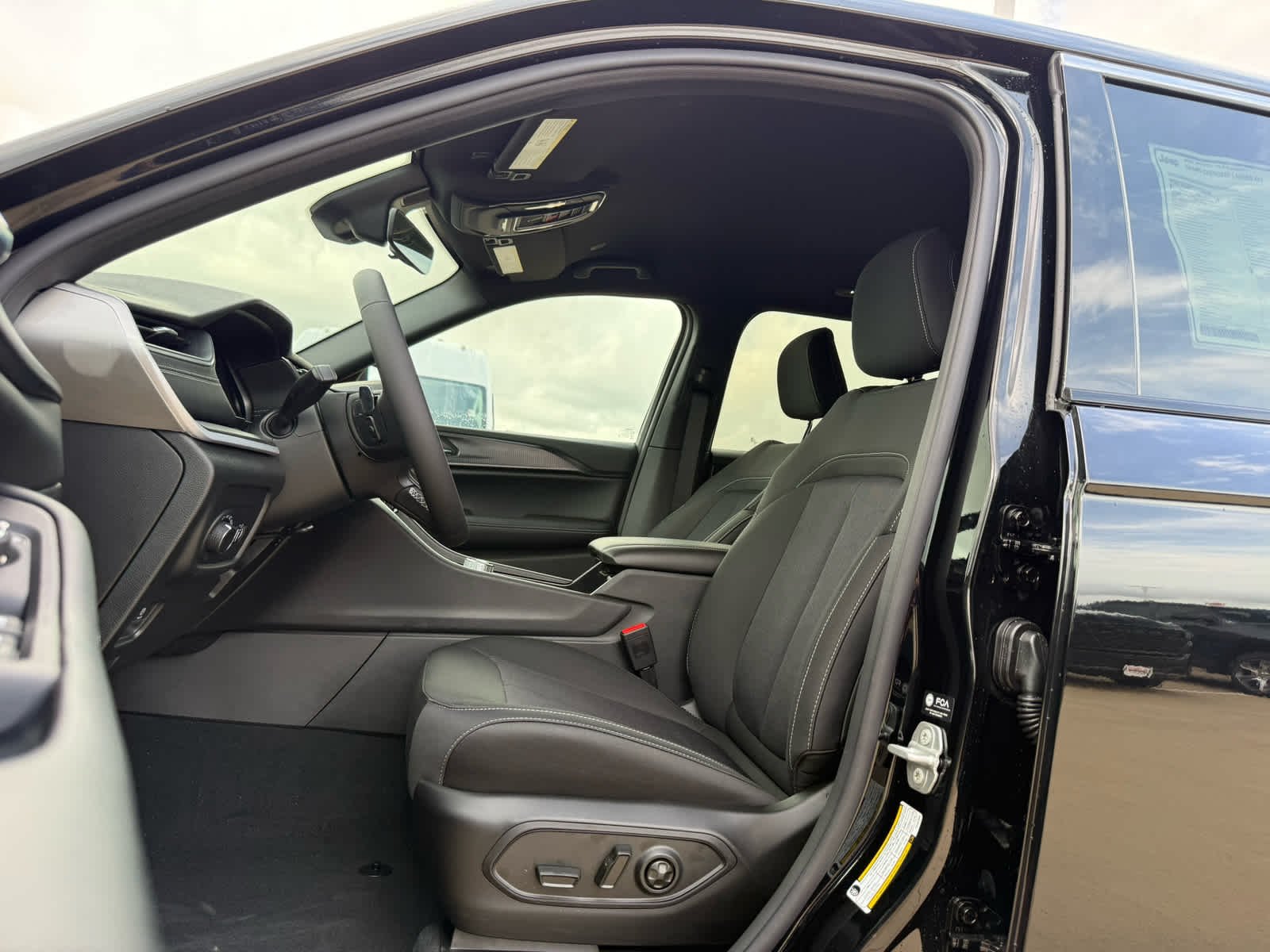 New 2026 Diamond Black Crystal Pearl-Coat Exterior Paint Jeep Laredo image 3