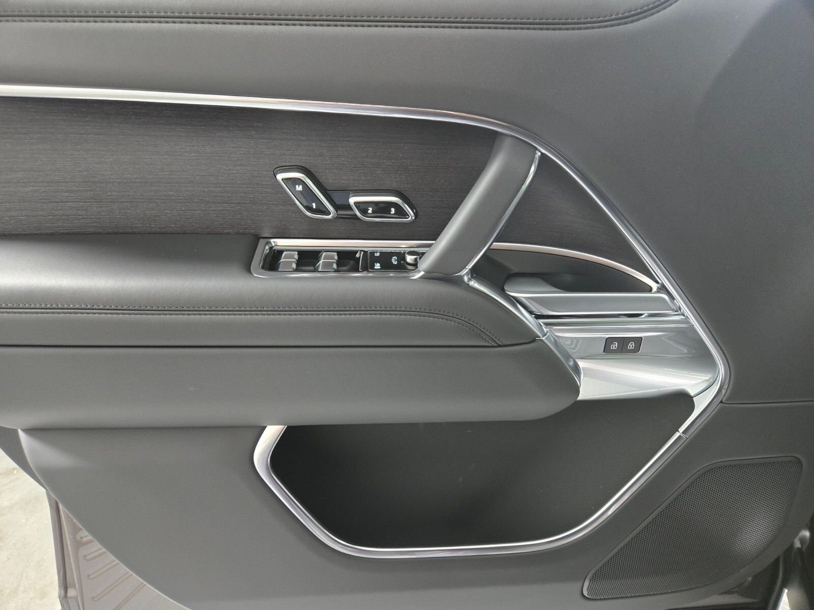 New 2026 Charente Grey Land Rover SE image 22