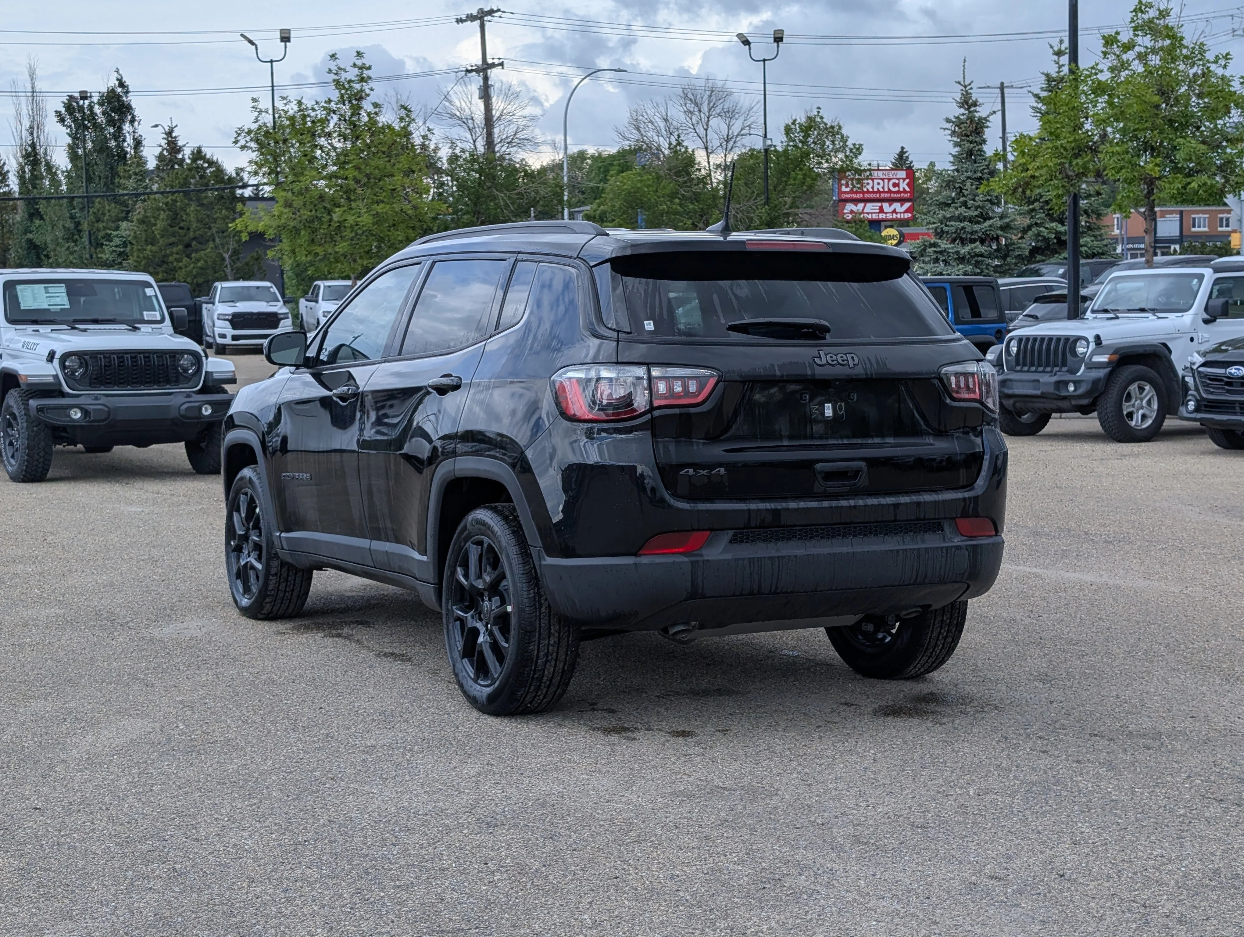 New 2026 Diamond Black Crystal Pearl Jeep North image 4