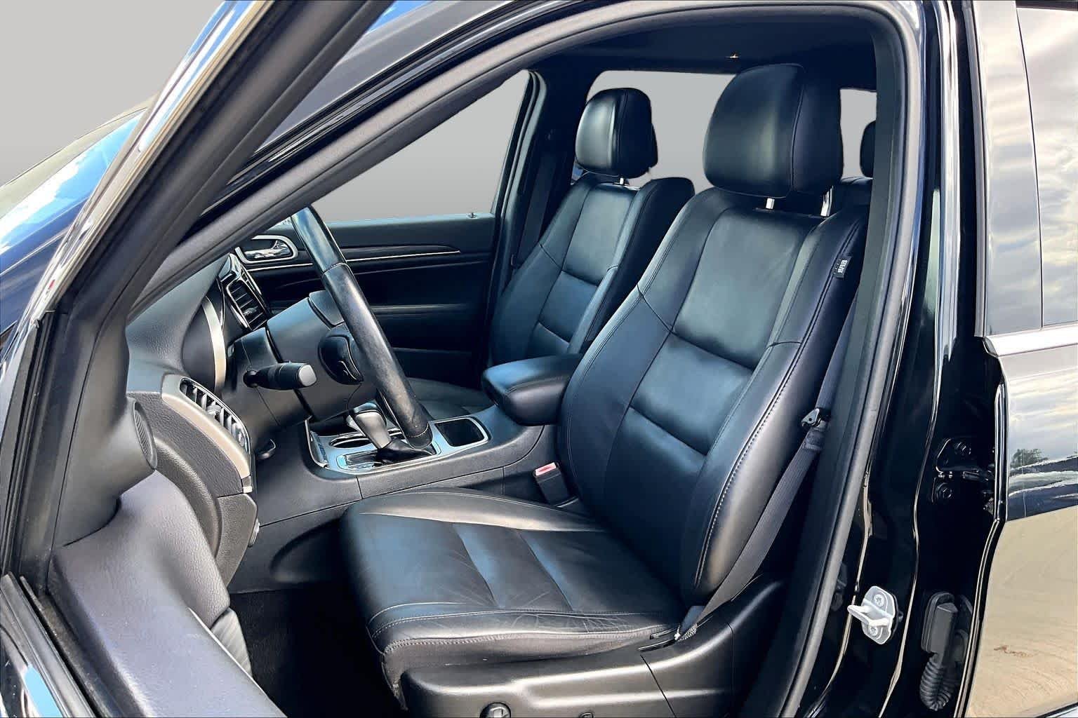 Used 2020 Diamond Black Crystal Pearlcoat Jeep Limited image 8