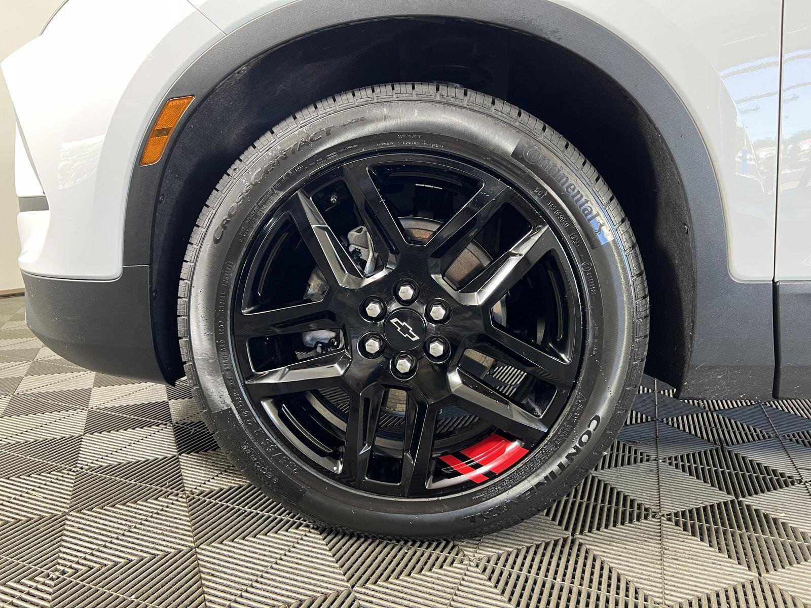 Used 2025 Summit White Chevrolet LT image 31