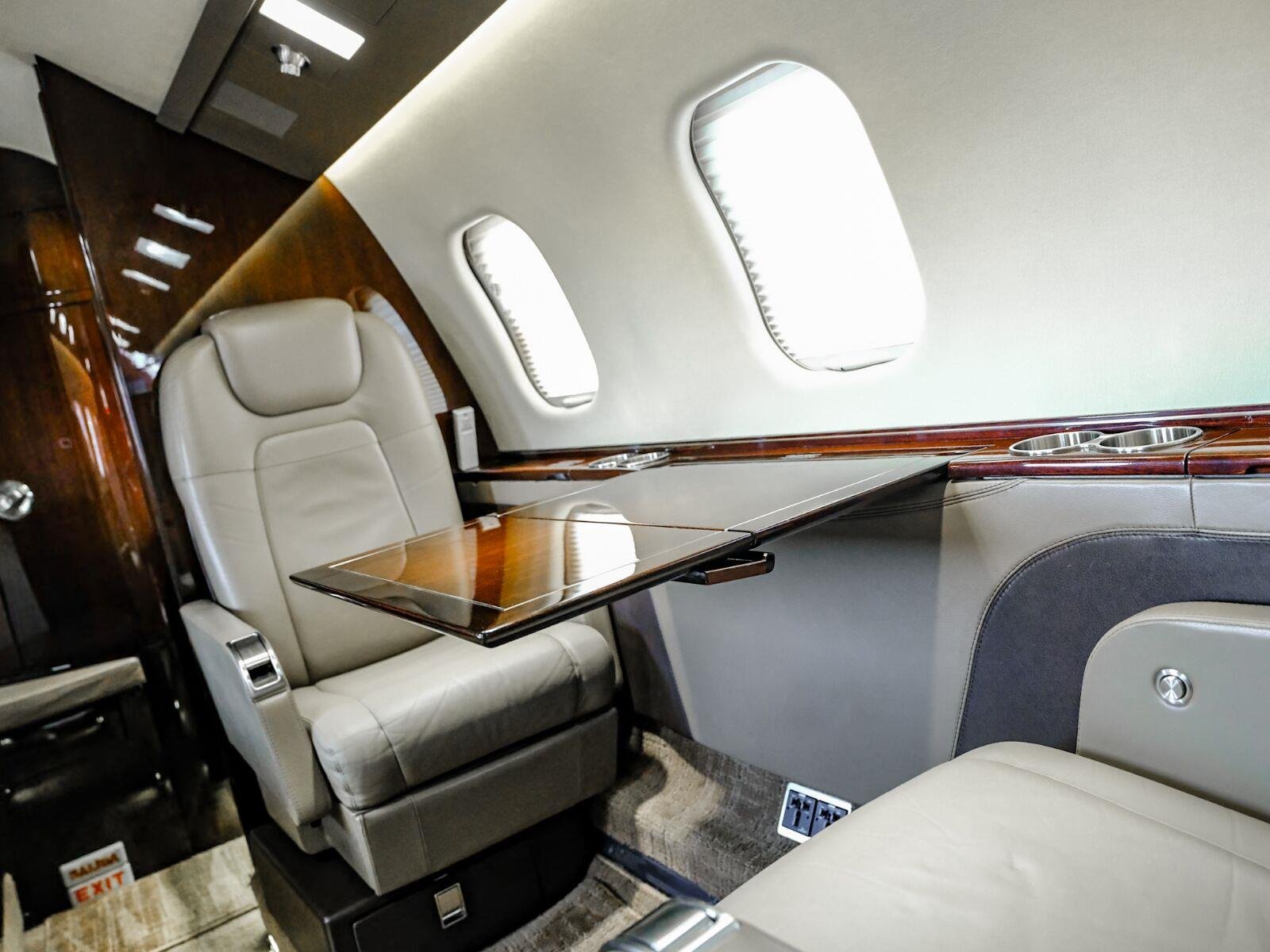 Used 2011 White LEARJET XR image 9