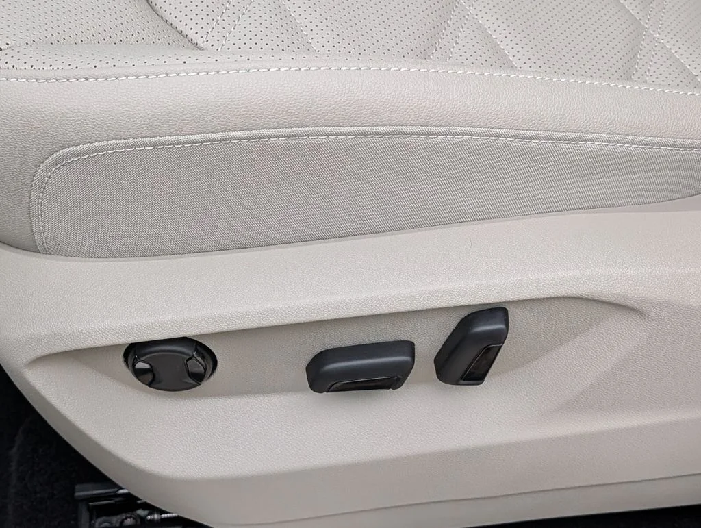 New 2026 White/off-white Volkswagen 2.0T SE w/Technology image 11