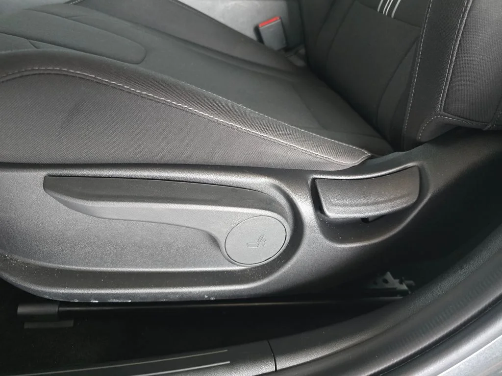 Used 2025  Hyundai SE image 9