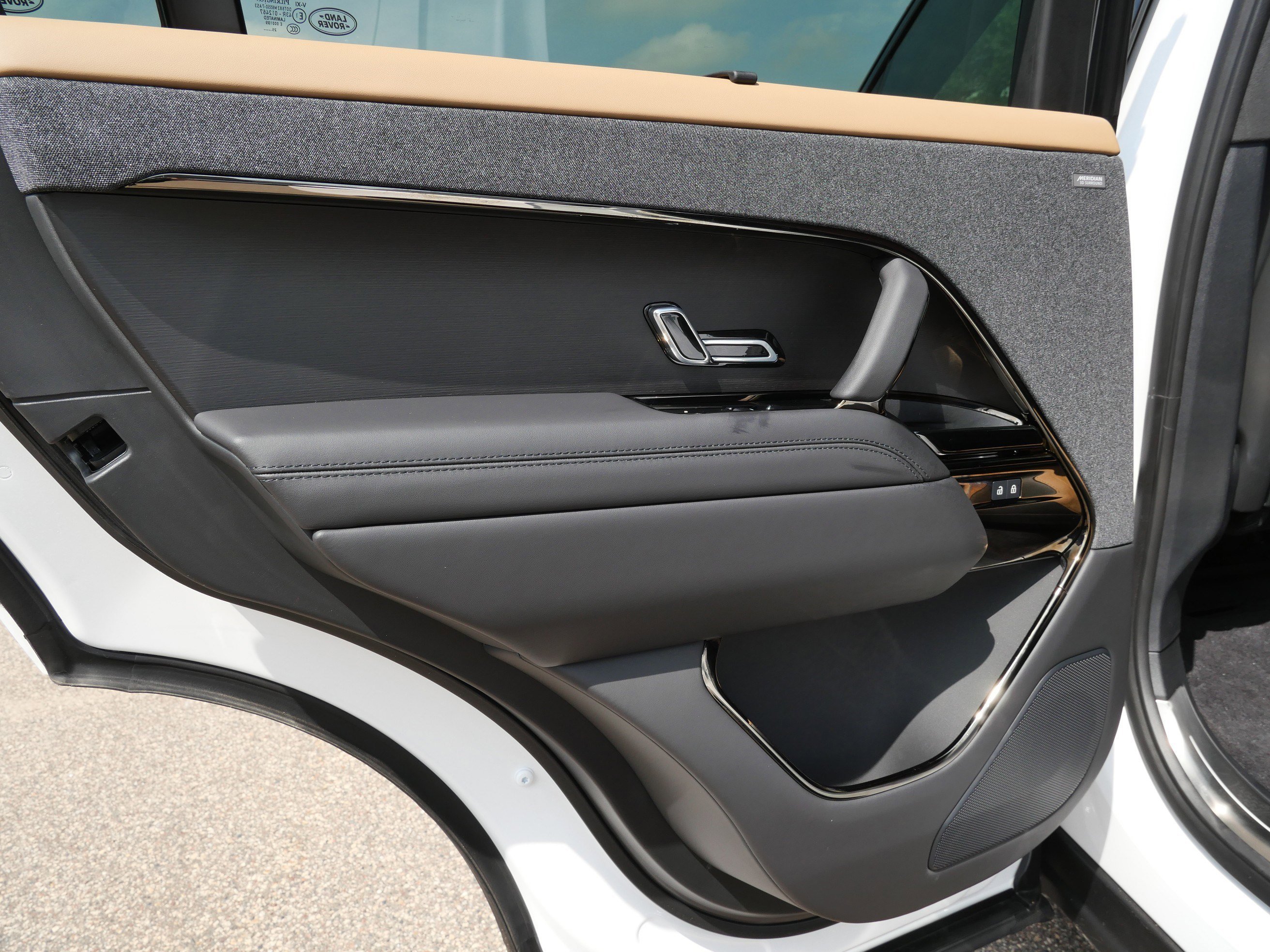 Used 2026 Ostuni Pearl White Premium Metallic Land Rover Autobiography image 15
