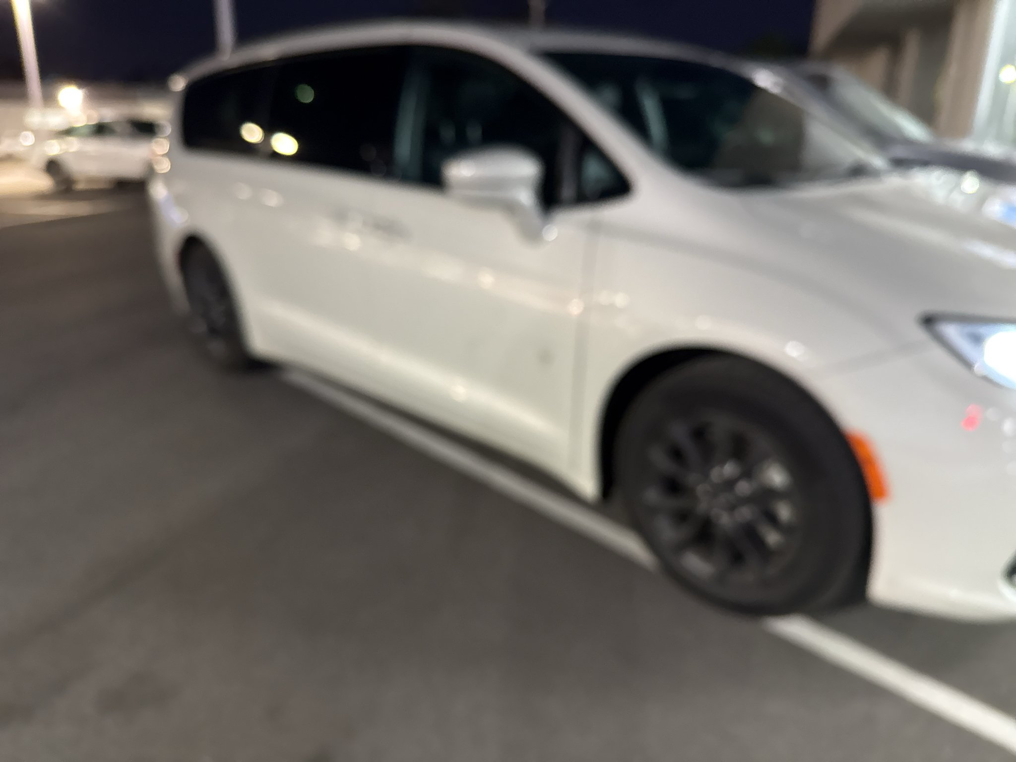 Used 2021 LUXURY WHITE PEAR Chrysler Touring L image 7