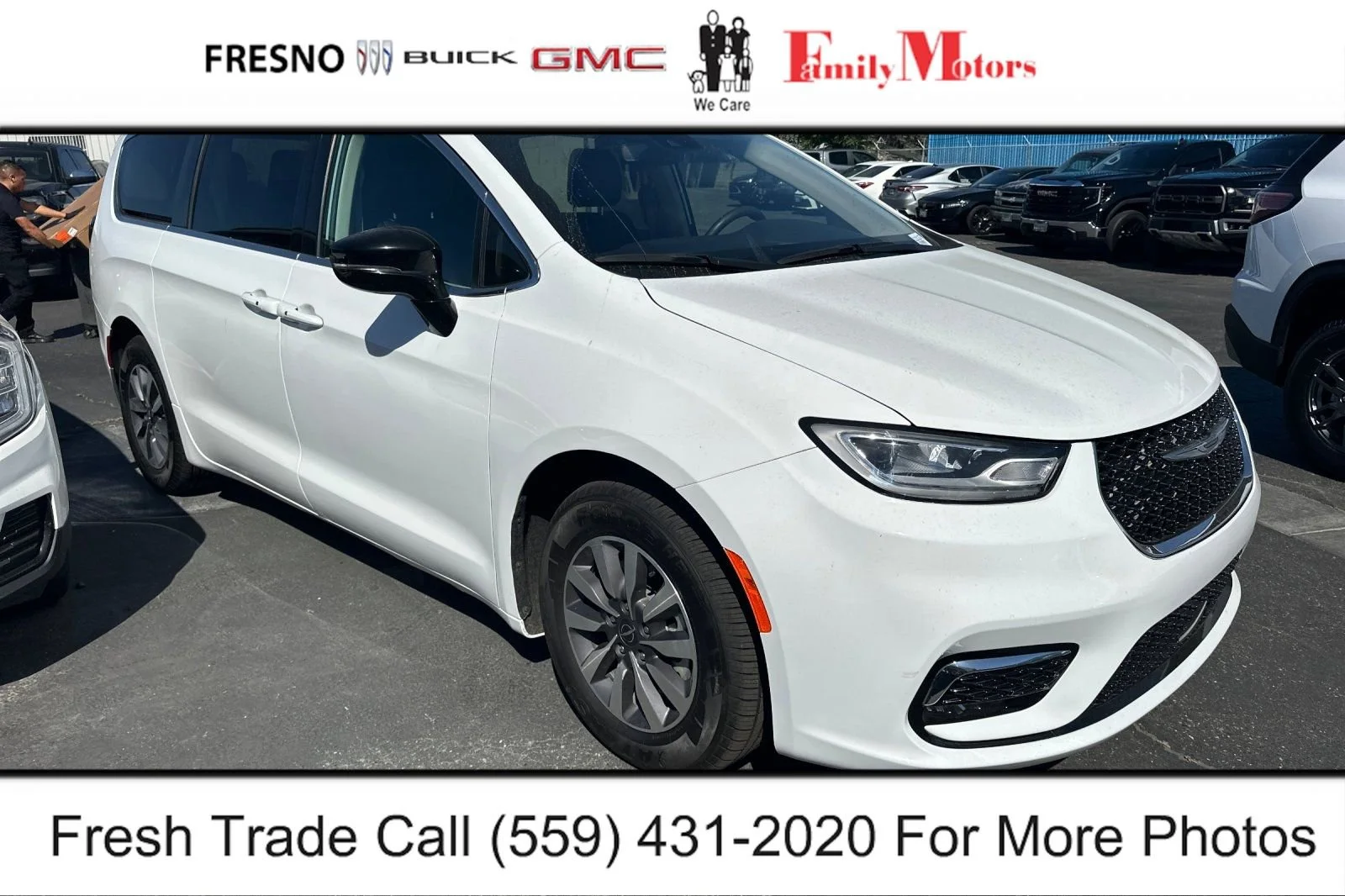 2024 Chrysler Pacifica Hybrid Select PHEV's photo