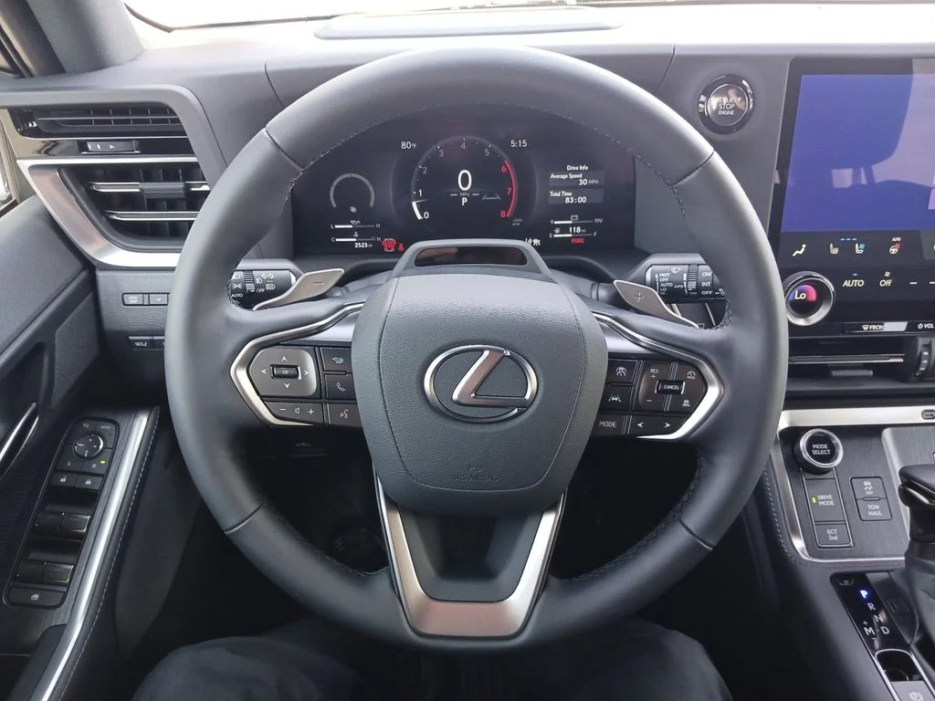 Used 2025  Lexus 550 Luxury image 17