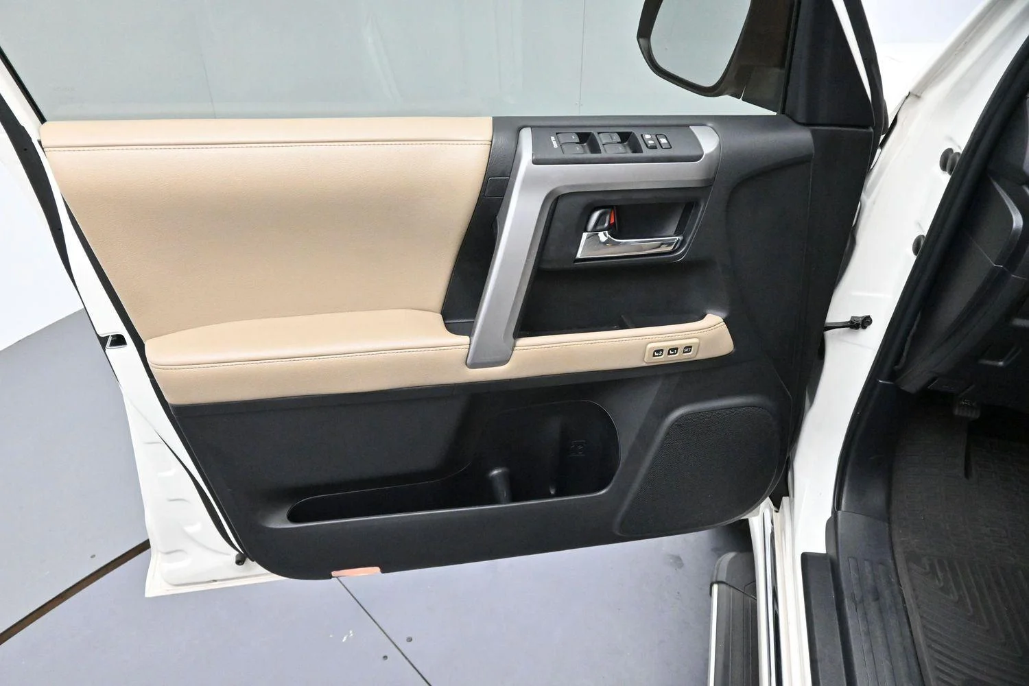 Used 2019 Blizzard Pearl Toyota Limited image 12