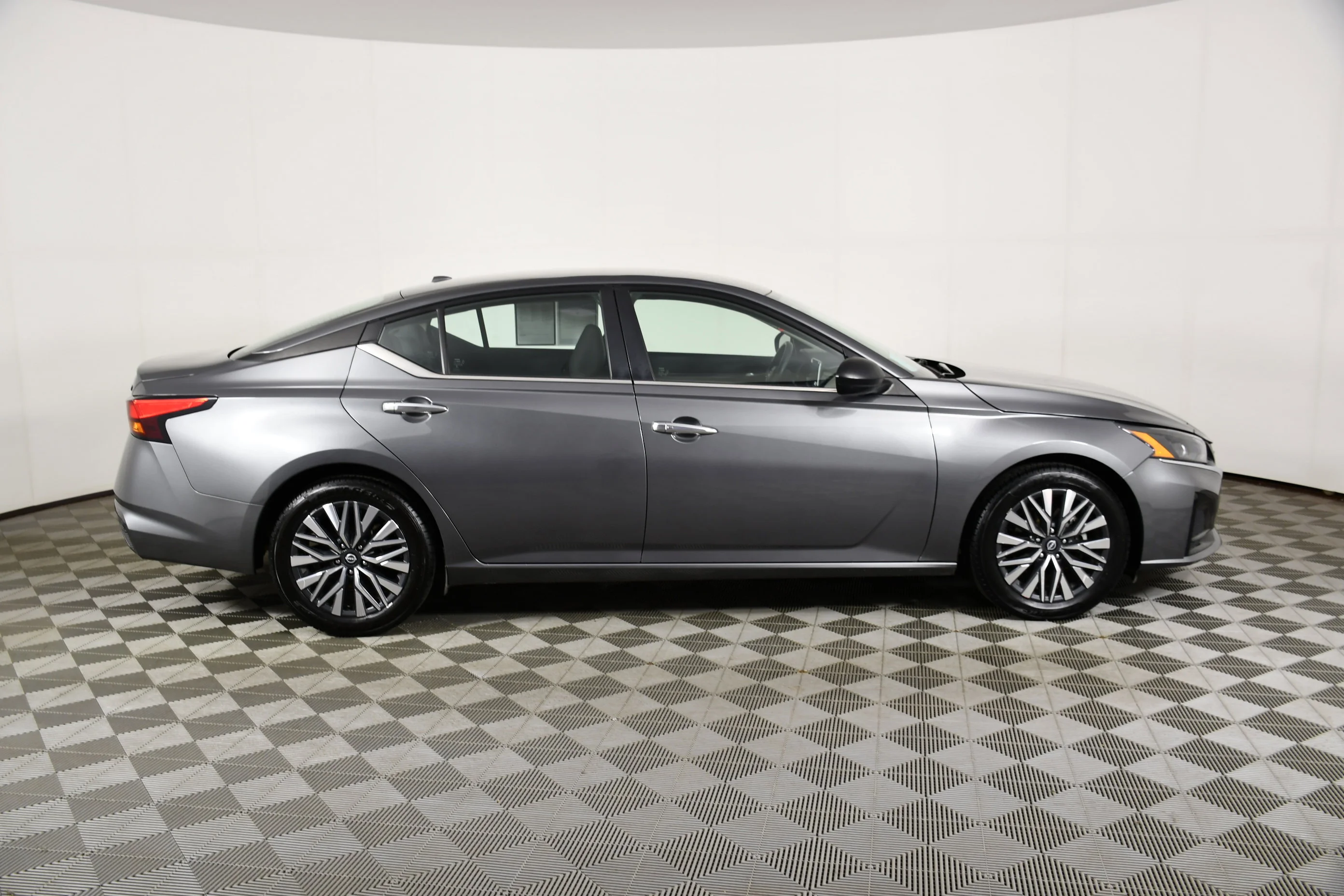 Used 2024 Gun Metallic Nissan 2.5 SV image 5