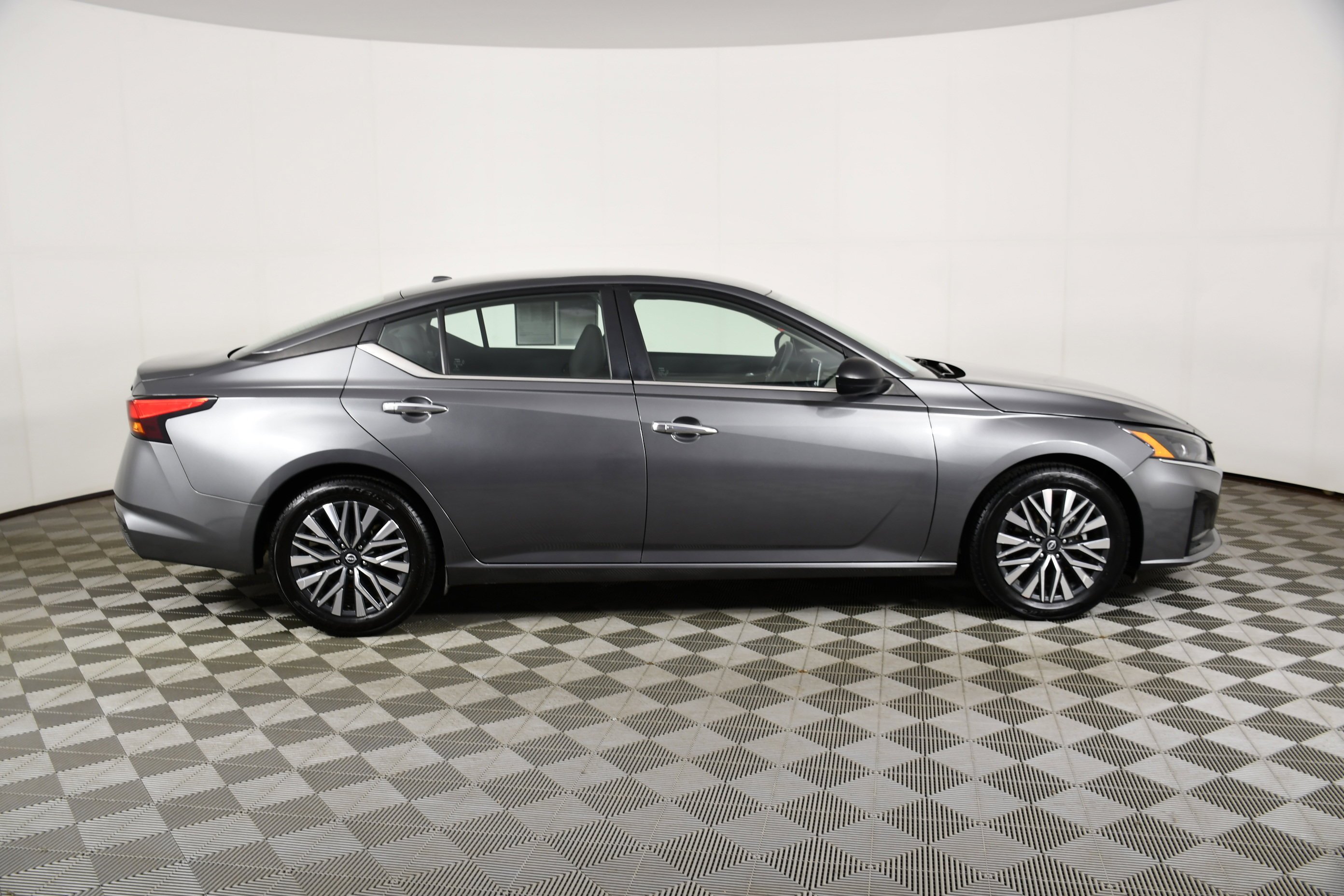 Used 2024 Gun Metallic Nissan 2.5 SV image 5