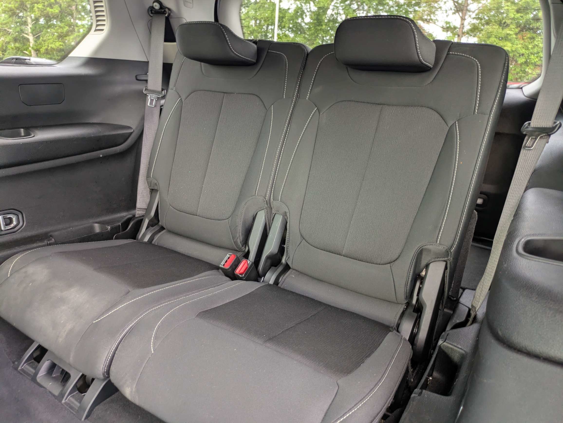 Used 2023 White Jeep Laredo image 10