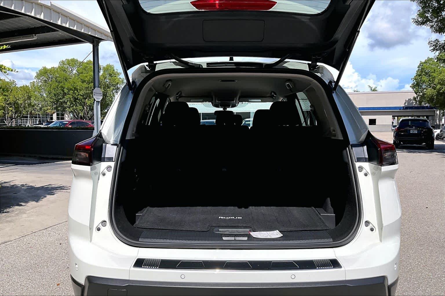 Used 2024 Glacier White Nissan S image 32