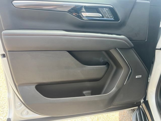 Used 2025 Iridescent Pearl Tricoat Chevrolet RST image 27