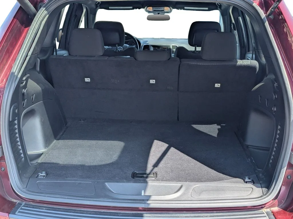 Used 2021 Red Jeep Laredo E image 10