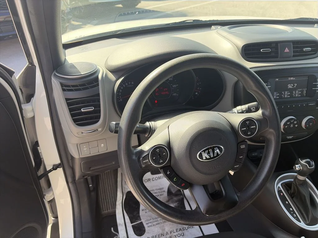 Used 2018 White Kia Base image 15