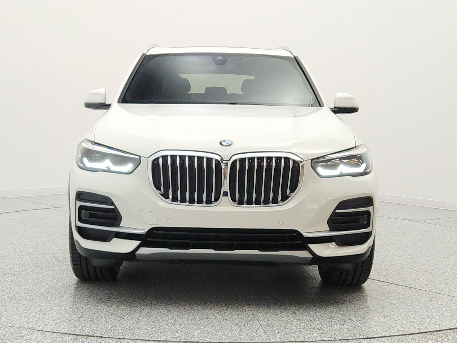 Used 2023 Alpine White BMW sDrive40i Sports Activity Vehicle image 2