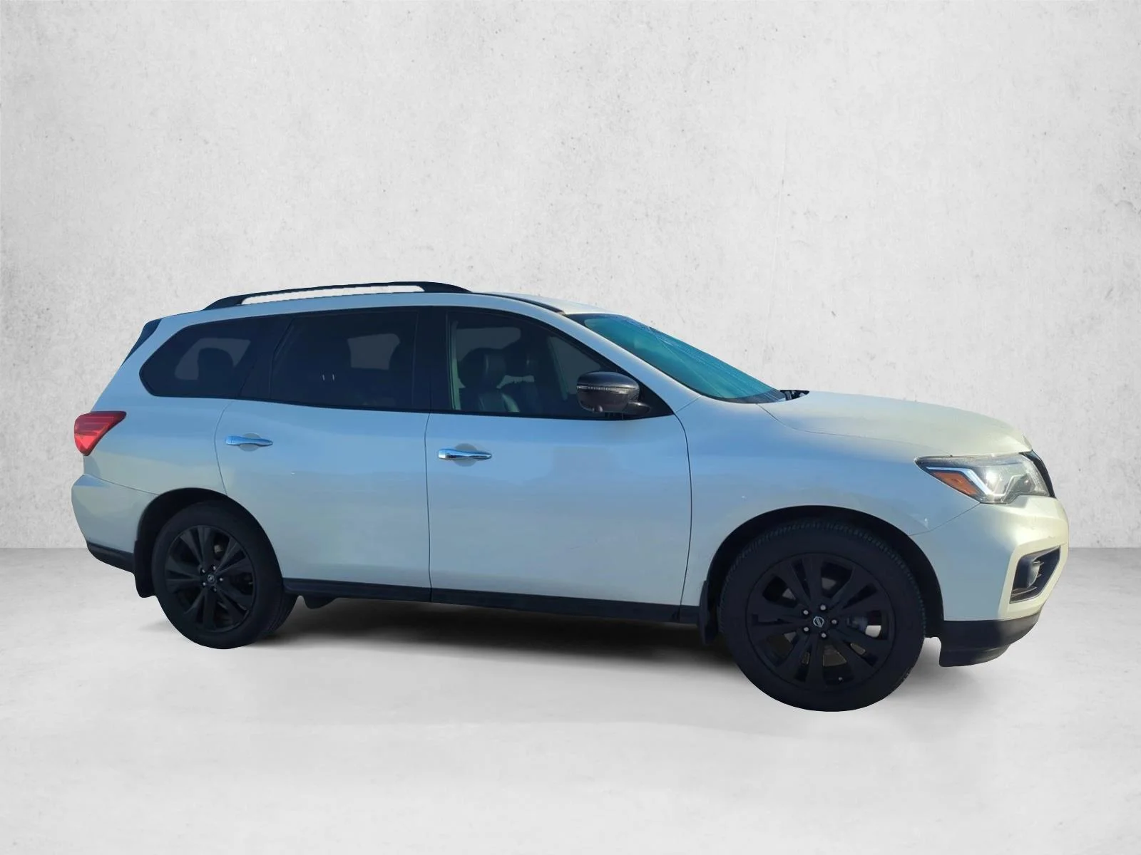 Used 2018 Pearl White Nissan SL image 5