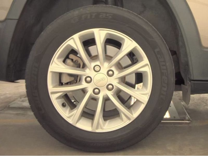Used 2019 Light Brownstone Pearlcoat Jeep Latitude image 12