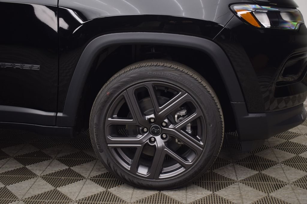 New 2026 Diamond Black Crystal Pearl-Coat Exterior Paint Jeep Limited image 6