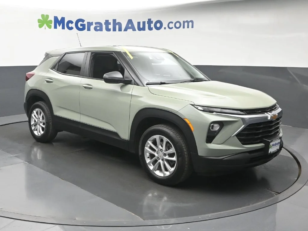 Used 2025 Green Chevrolet LS image 2