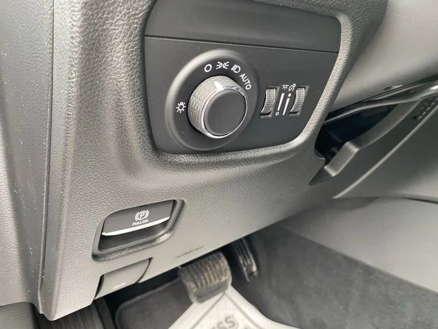 New 2026 Bright White Clear-Coat Exterior Paint Jeep Altitude image 24