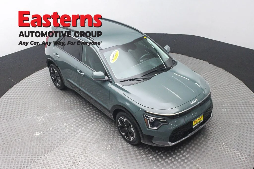 Used 2023 Green Kia Wind image 3