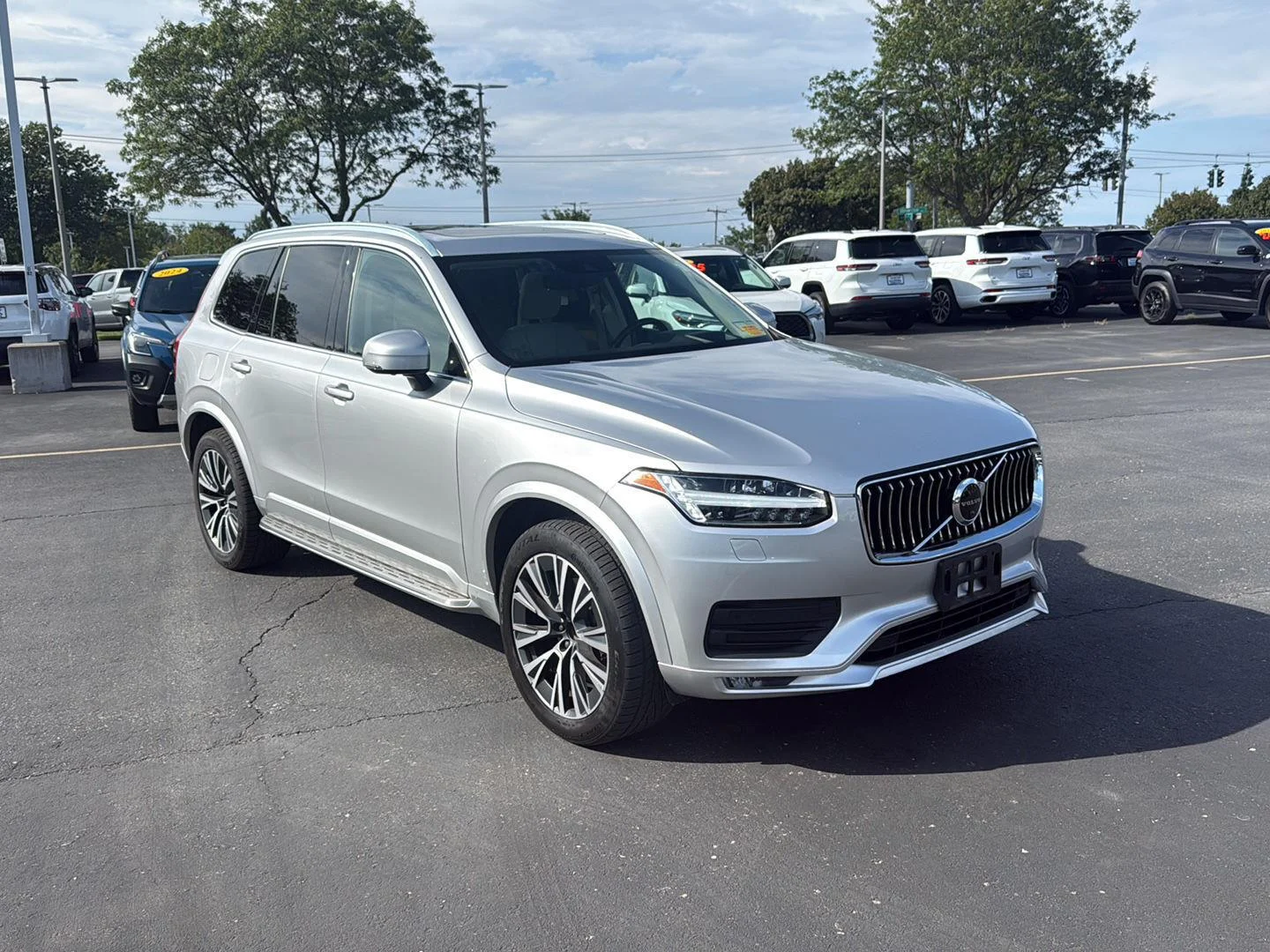 Used 2021 Bright Silver Metallic Volvo Momentum image 11