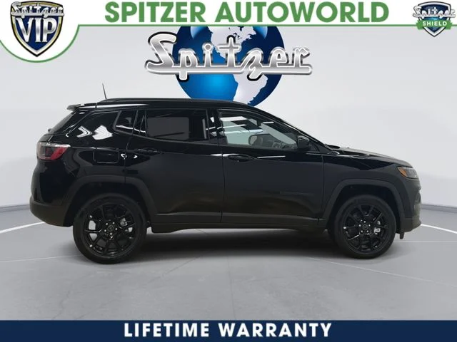New 2026 Diamond Black Crystal Pearl-Coat Exterior Paint Jeep Latitude image 2