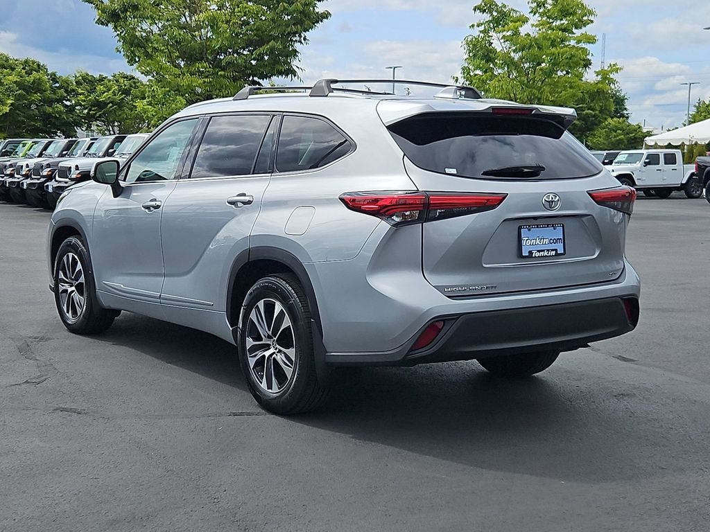 Used 2022 Silver Toyota XLE image 4