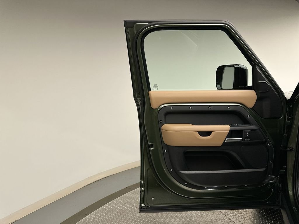 New 2026 Woolstone Green Land Rover X-Dynamic SE image 9