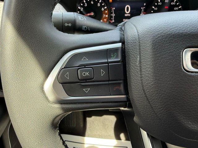 Used 2024  Jeep Latitude image 16