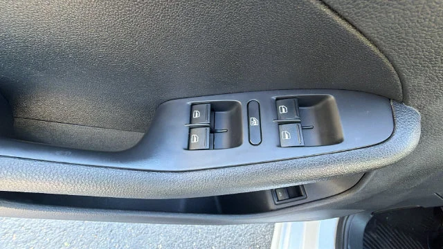 Used 2017  Volkswagen 1.4T SE image 19