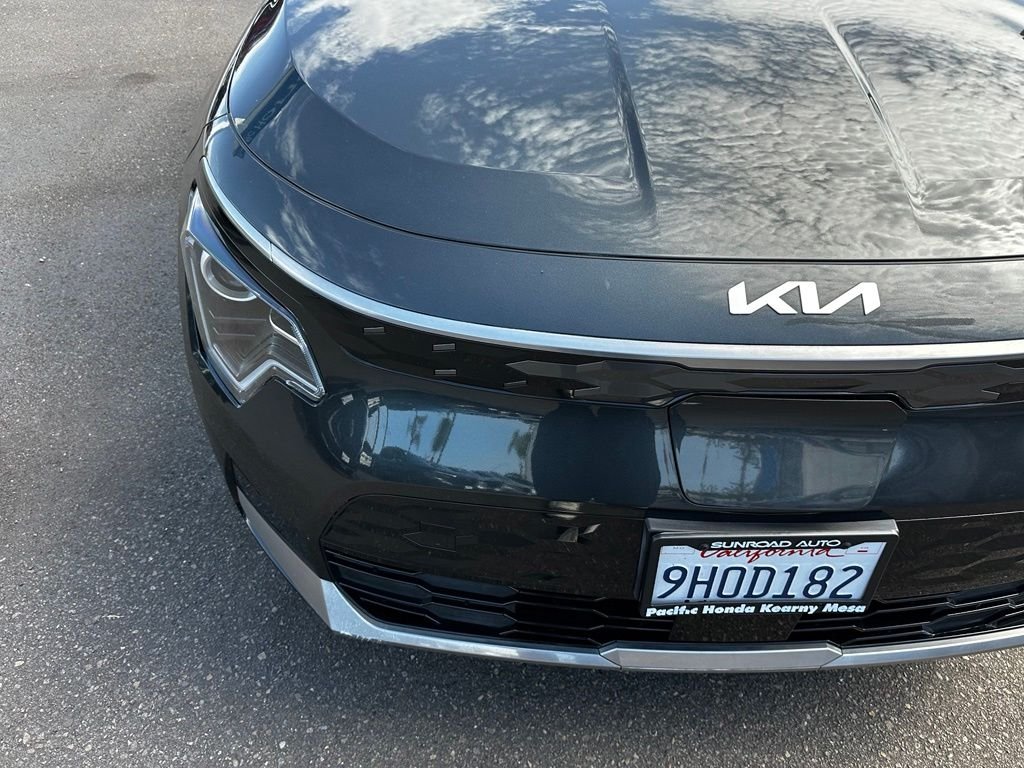 Used 2023 Gray Kia Wind image 4