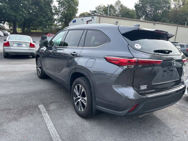 Used 2020 Gray Toyota XLE image 3
