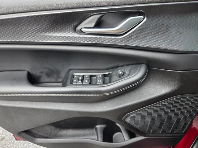 Used 2023 Red Jeep Altitude image 29