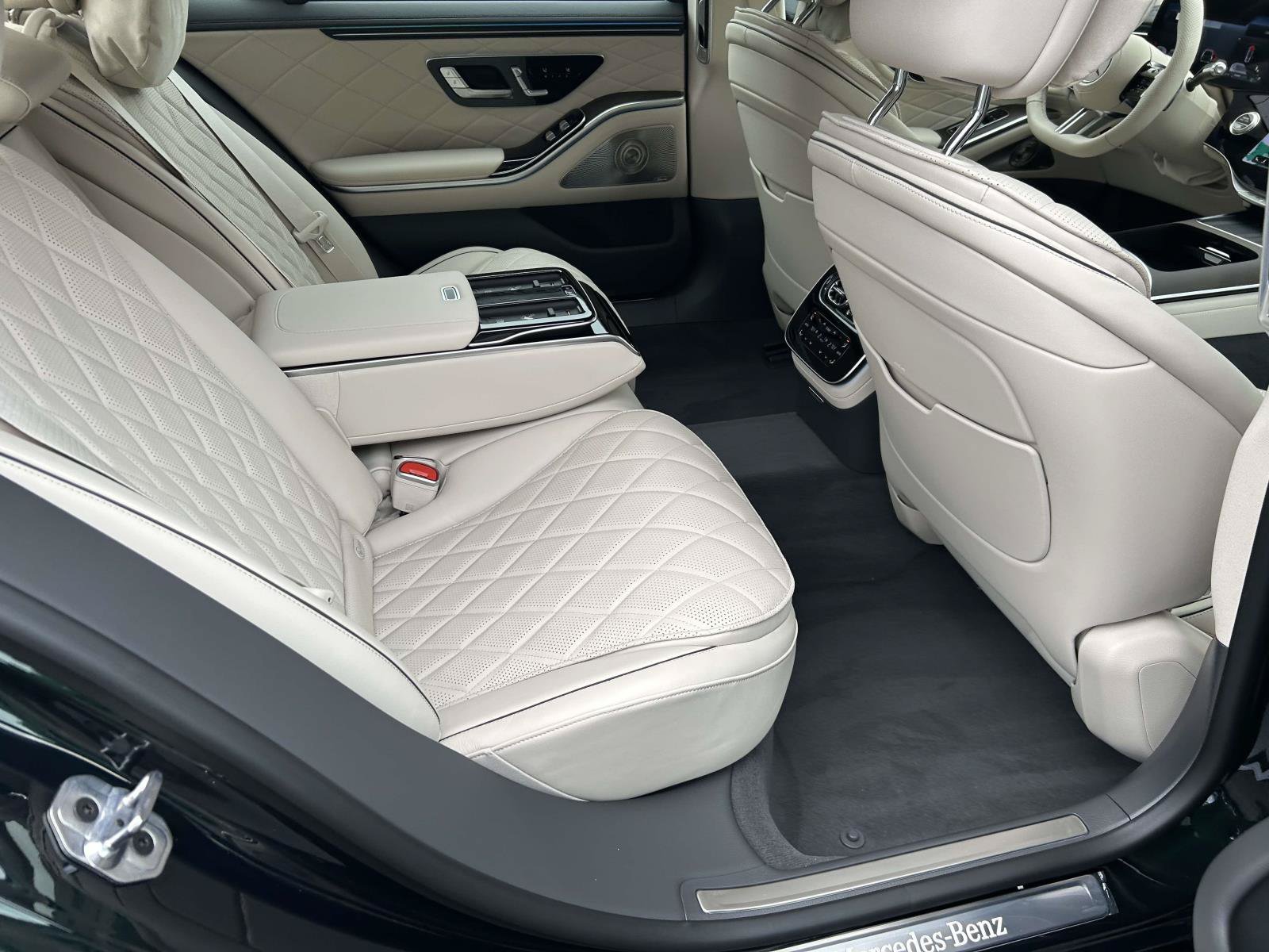 New 2027 Emerald Green Metallic Mercedes-Benz S 580 4MATIC® Sedan image 39