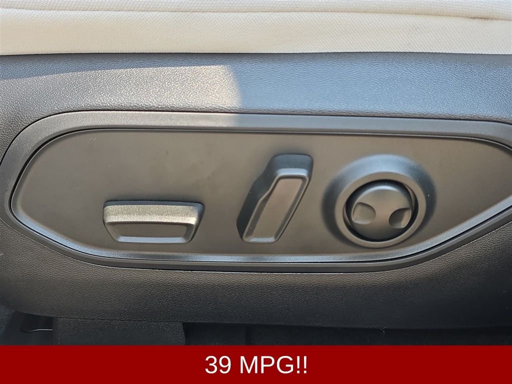 New 2026 Diamond Black Crystal Pearlcoat Jeep Laredo image 18