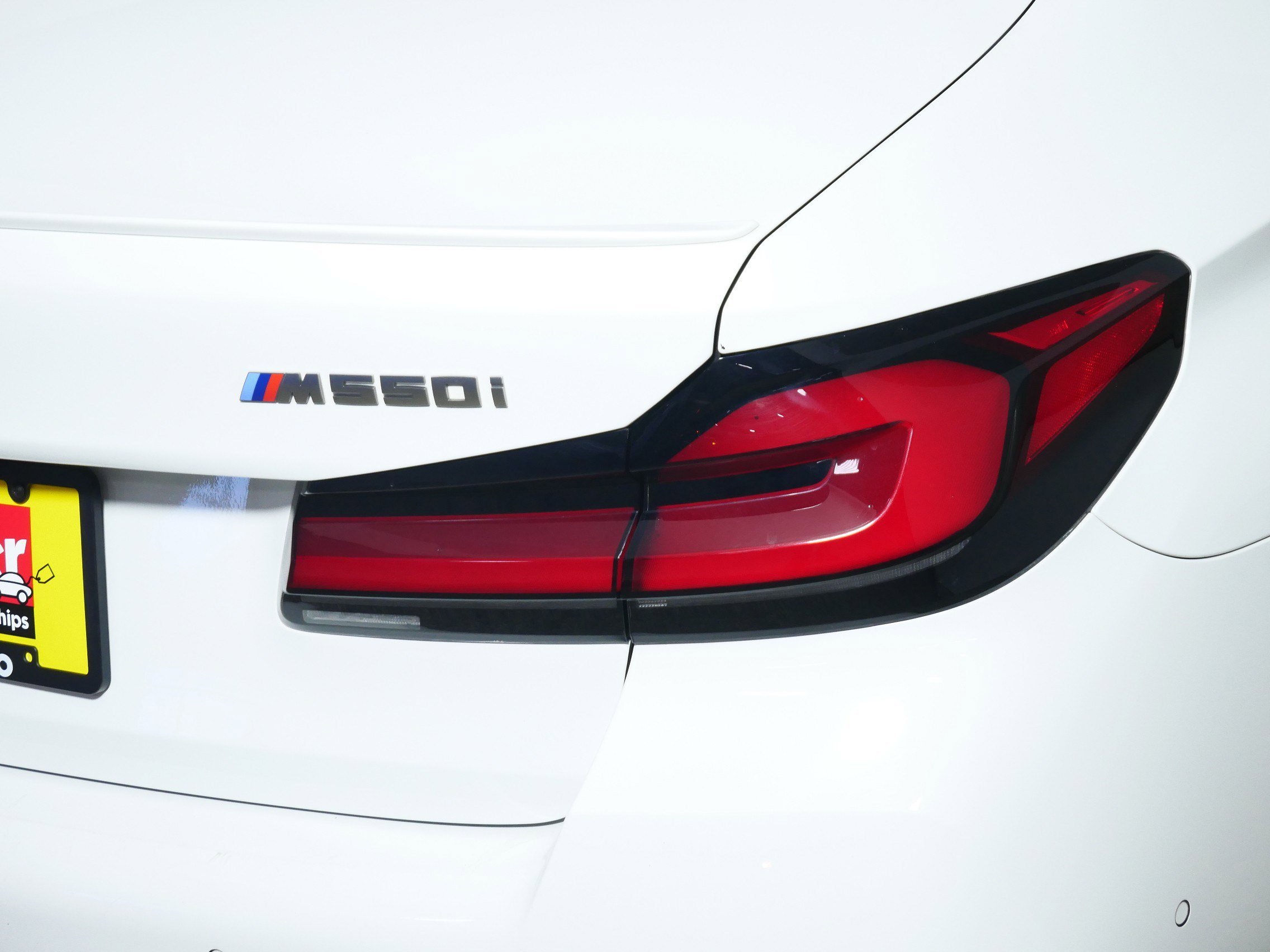 2022 BMW 5 Series M550i - Photo 17
