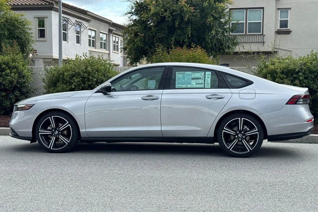 New 2026 Solar Silver Metallic Honda SE image 7