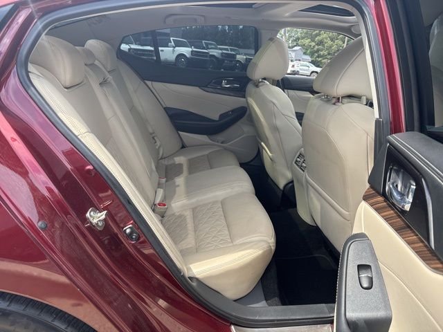 Used 2016 Red Nissan Platinum image 23