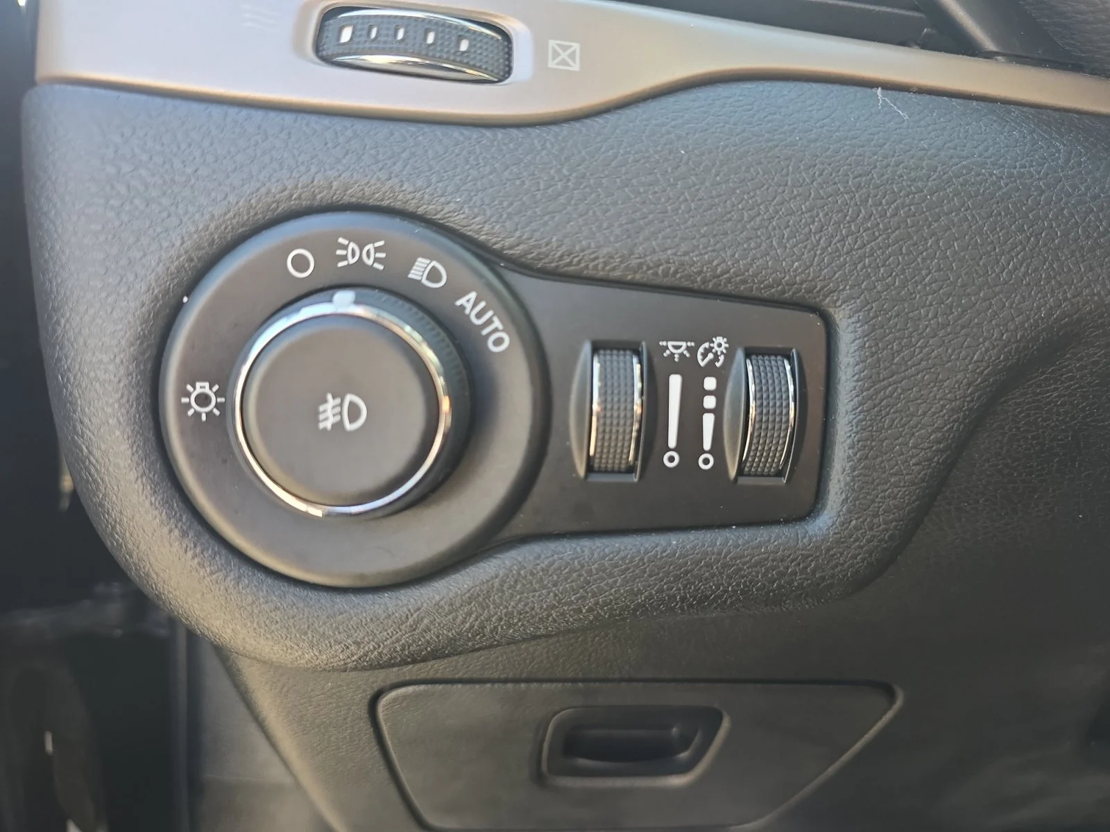 Used 2016 Brilliant Black Crystal Pearlcoat Jeep Latitude image 24