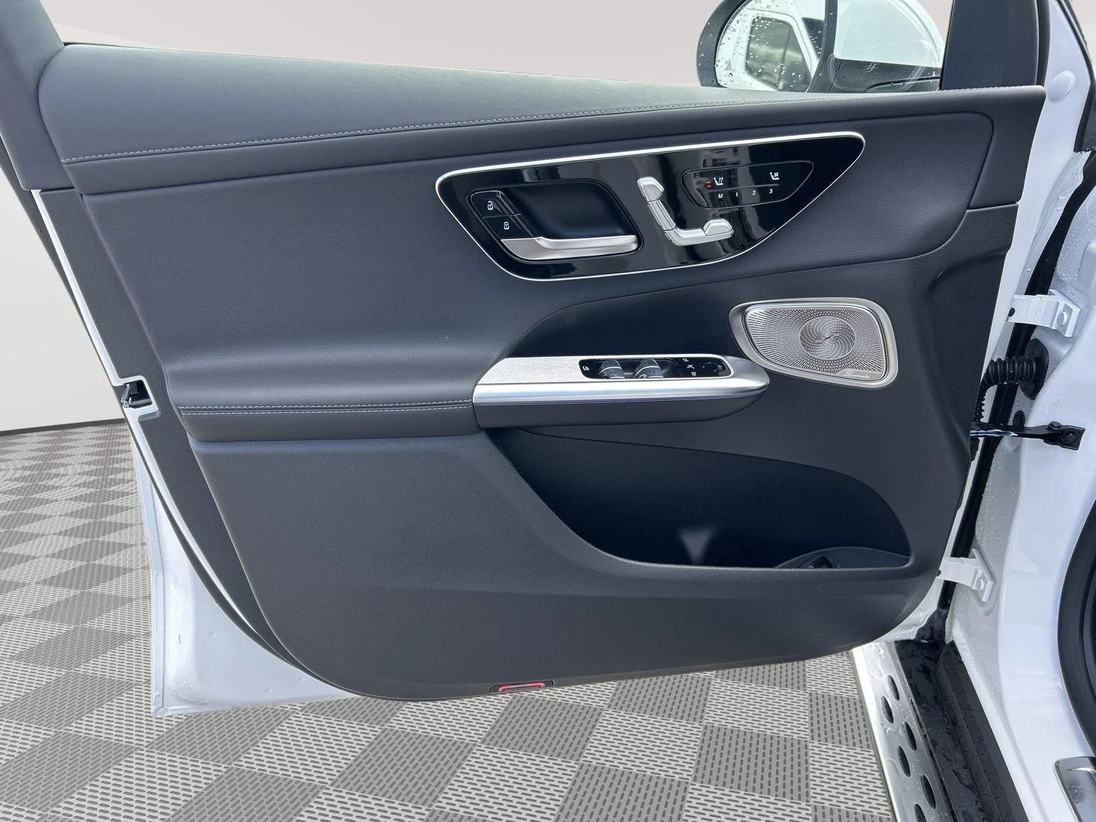 New 2026 Polar White Mercedes-Benz GLC 300 image 13