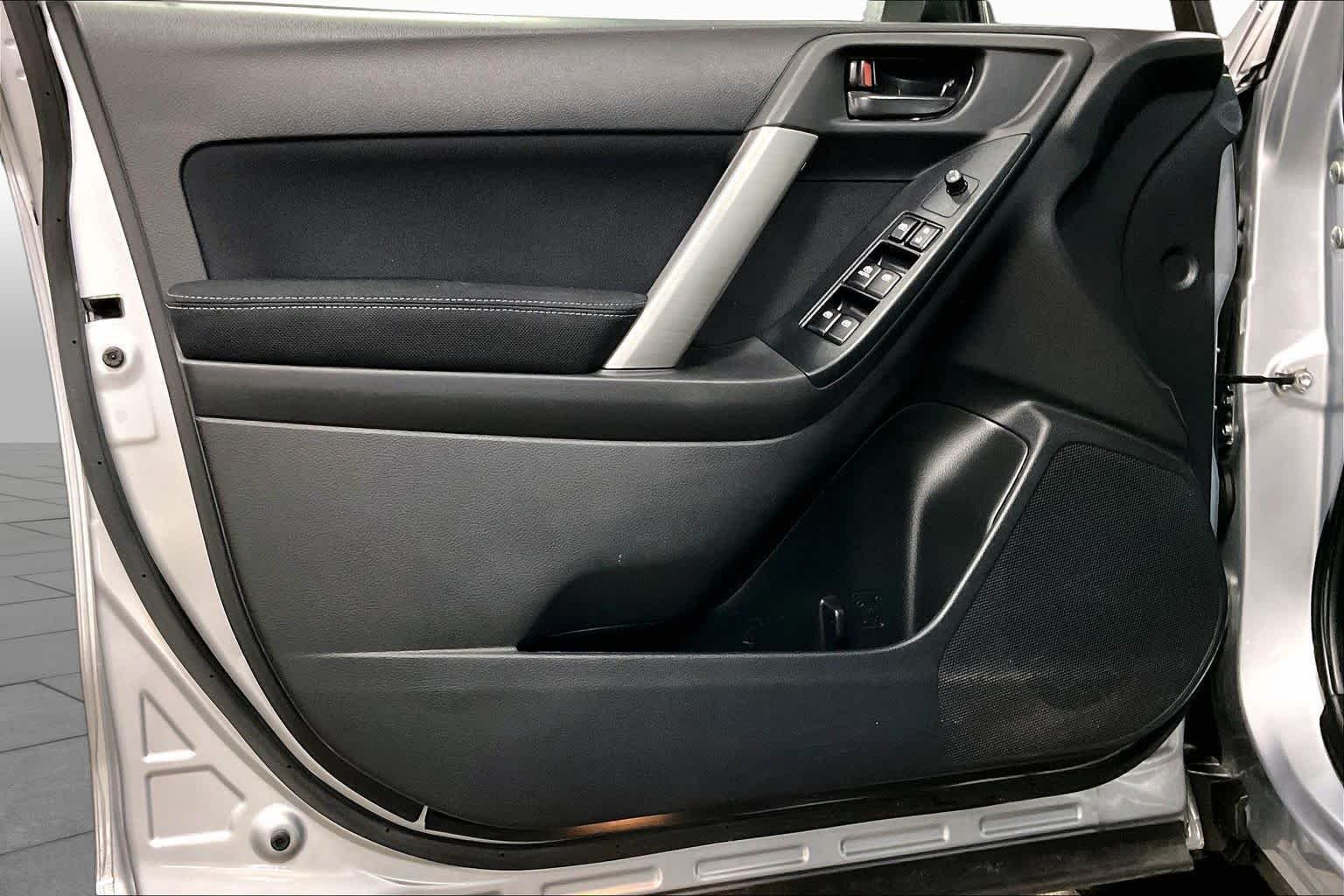 Used 2014 Ice Silver Metallic Subaru 2.5i Premium image 21