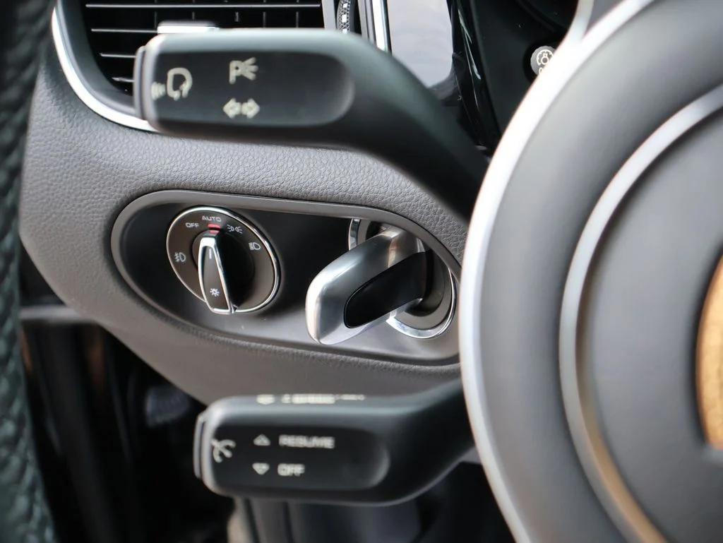 Used 2018  Porsche Base image 31