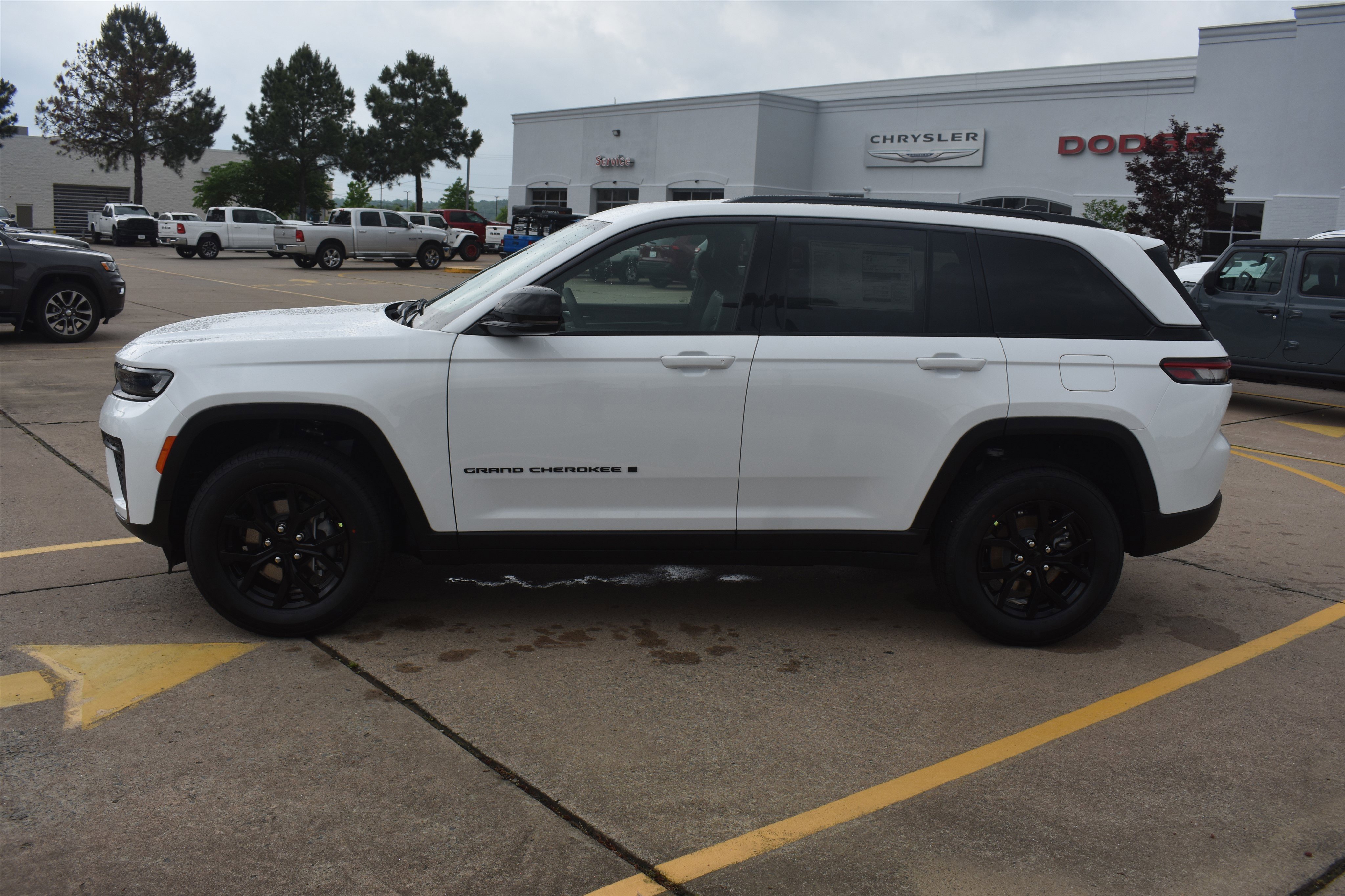 New 2026 Bright White Clear-Coat Exterior Paint Jeep Laredo Altitude image 9